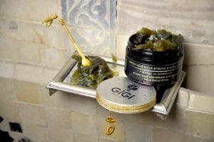 Savon noir huile d’olive & Eucalyptus :250ml accessoirisés