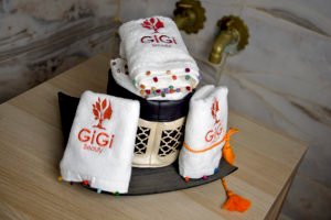 Serviette de bain en pur coton avec très jolie broderie